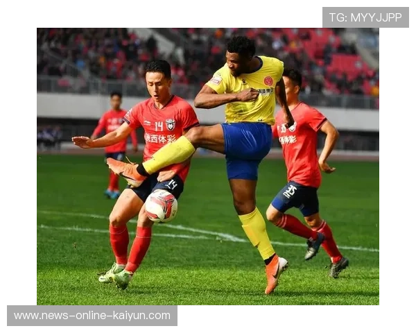 足球迷“抢镜”现场：冲进采访画面背后的热情与狂热