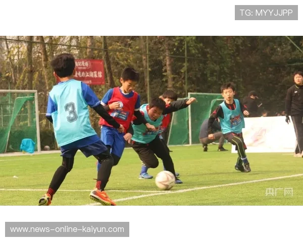 足球场上的失误瞬间：头球偏出，让你看懂运动员的压力与努力