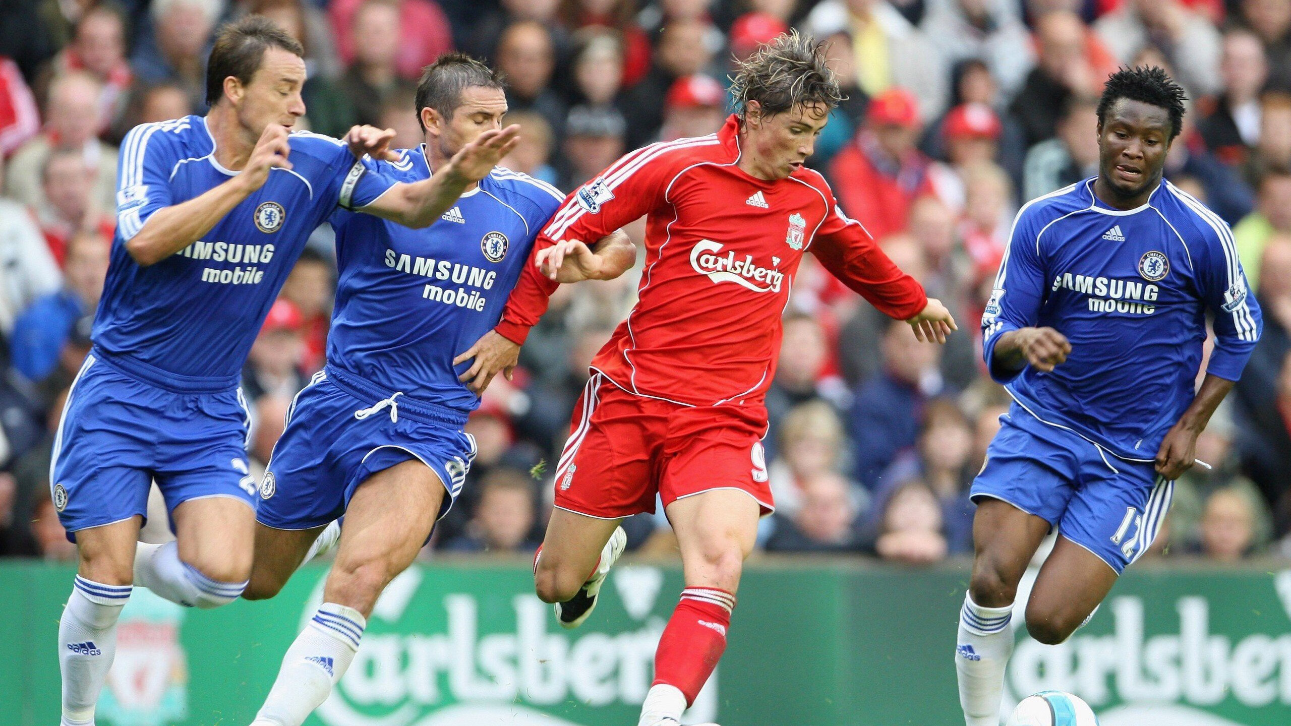 自行车+滑板接力混合赛 两类玩家在赛道中段完成“交接”